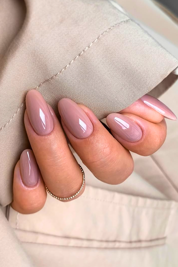 neutral beige old money nails classy summer manicure minimal luxury nail look