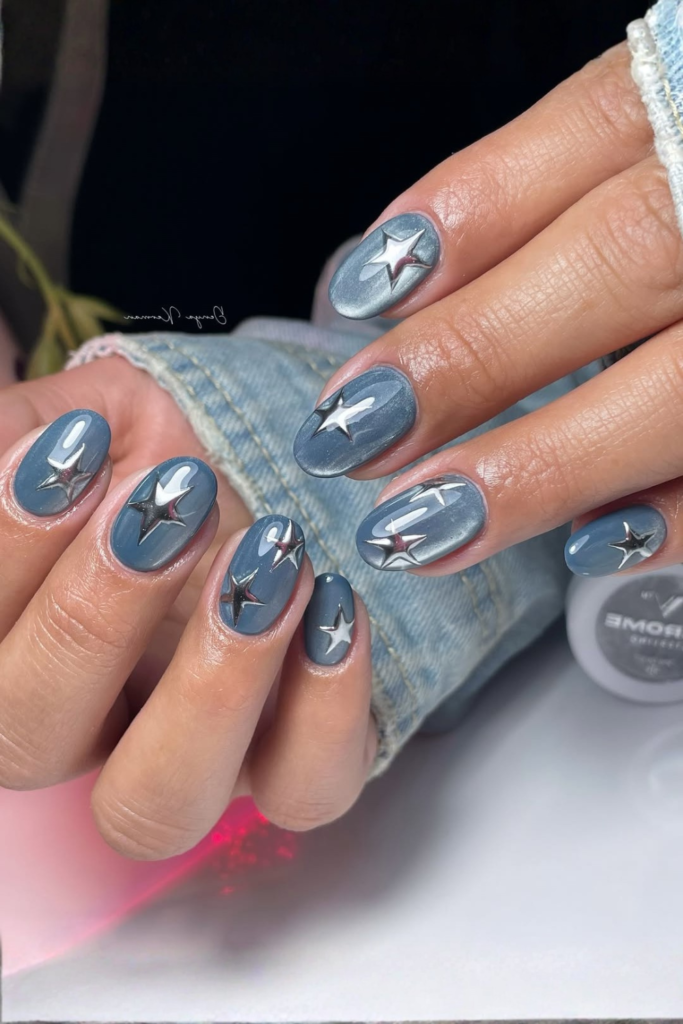 Blue mirror chrome nails inspired by ocean blue summer tones