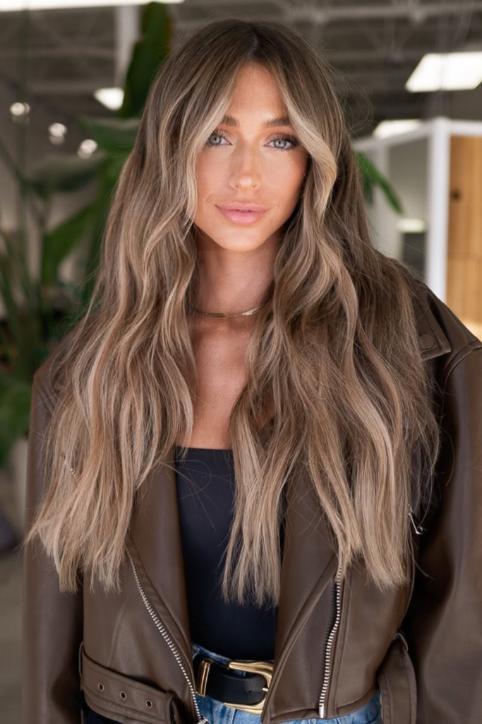 Sandy bronde hair with soft beige dimension
