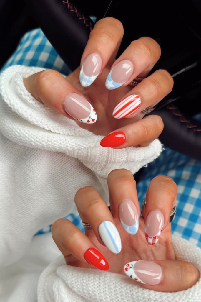 Short French tip July nails with classy minimalist manicure