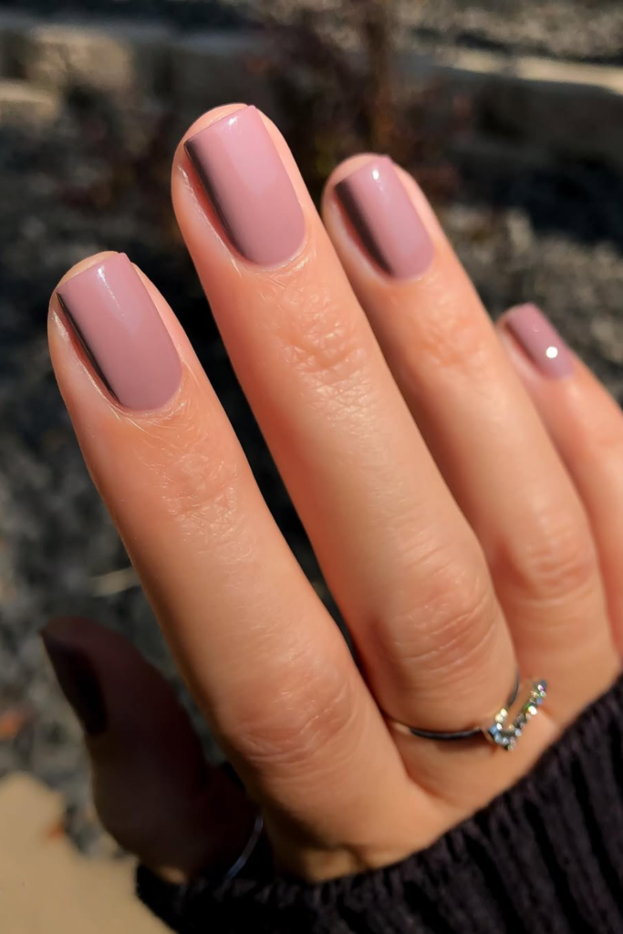 Short nude nails with classy minimalist style