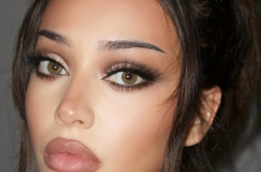 Glowy summer makeup look with bronzed skin and glossy lips