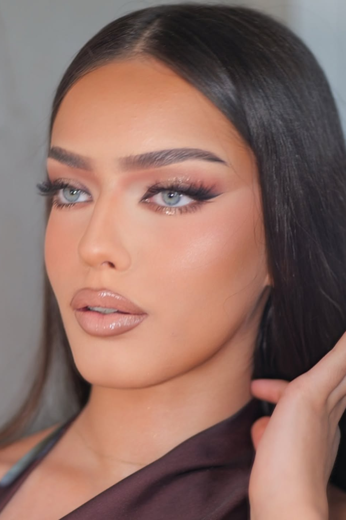 Bronze halo eye makeup with luminous summer glow