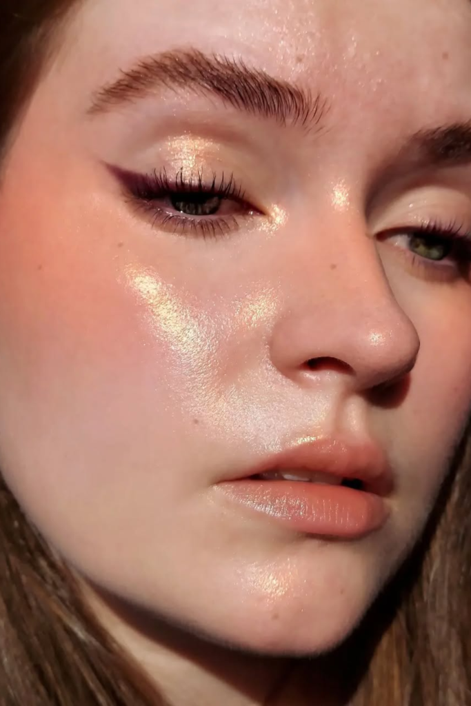 Golden pearl makeup with radiant highlight and glossy lips