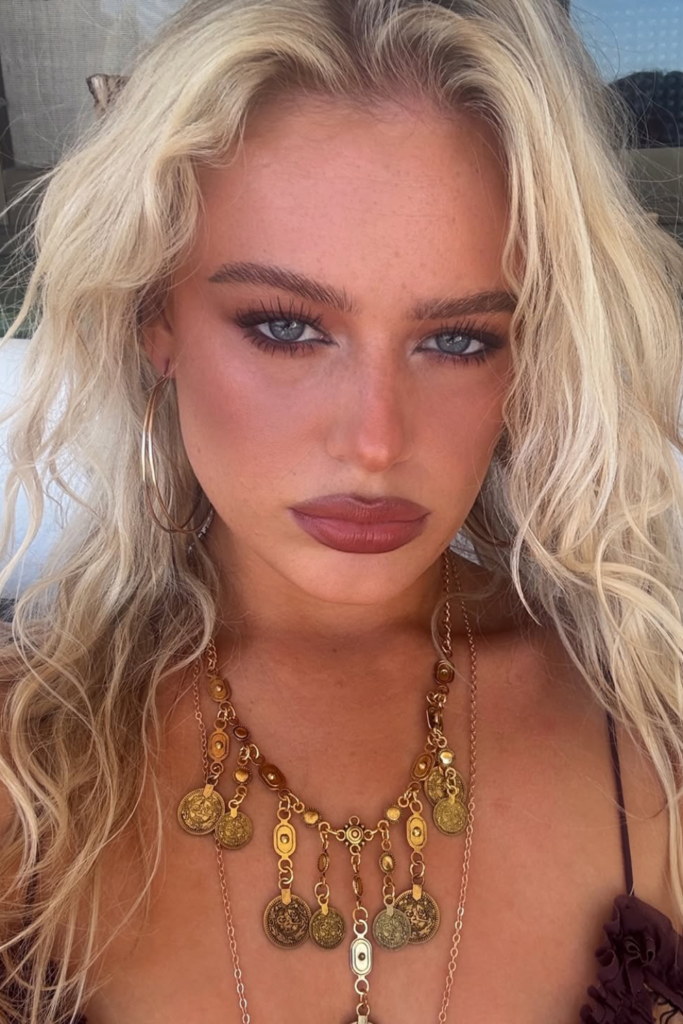 Beach vacation makeup with bronzed skin and soft glam eyes