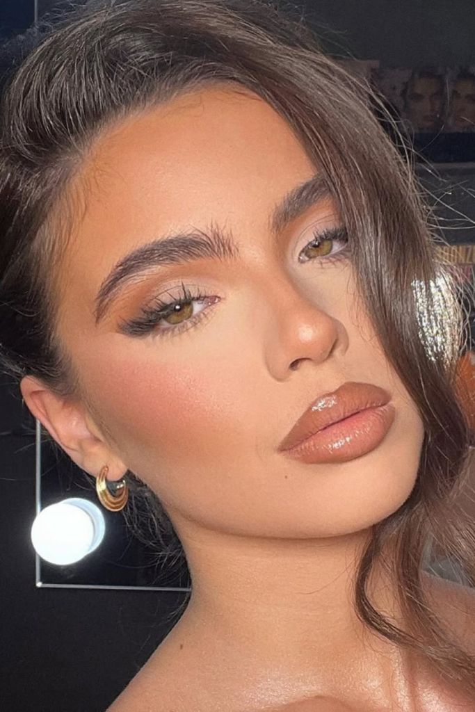 Bronze latte makeup featuring caramel tones and glossy lips