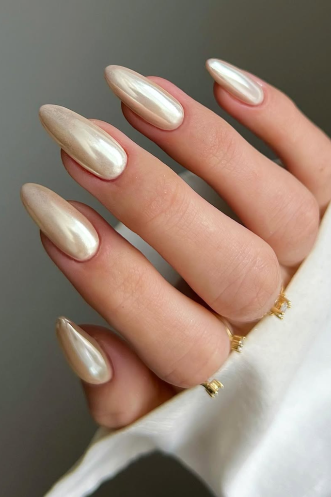 Vanilla chrome nails with soft chrome shine