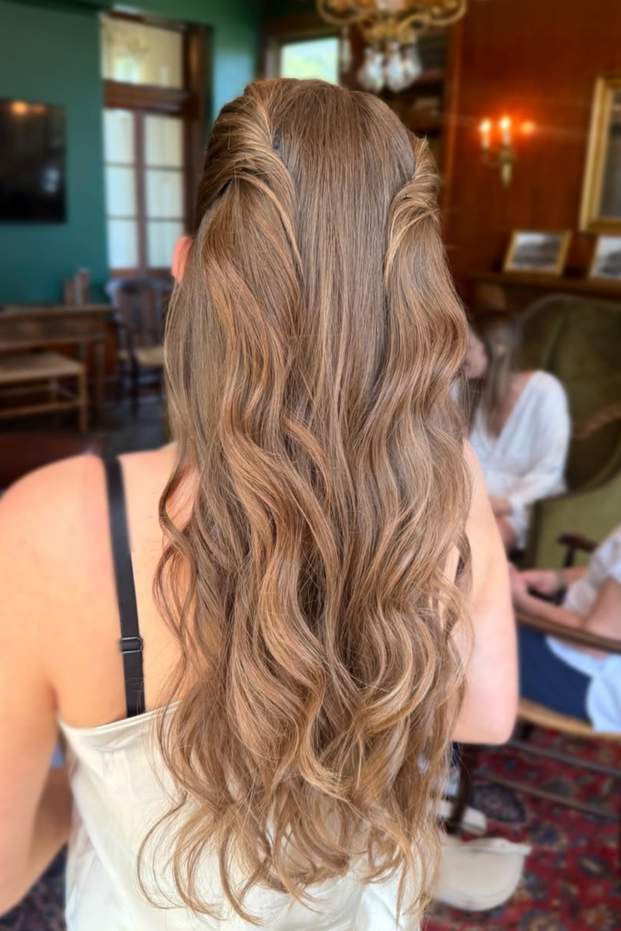 Loose western-inspired waves with natural volume